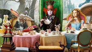 La hora del té en Alicia en el país de las maravillas, de Tim Burton.