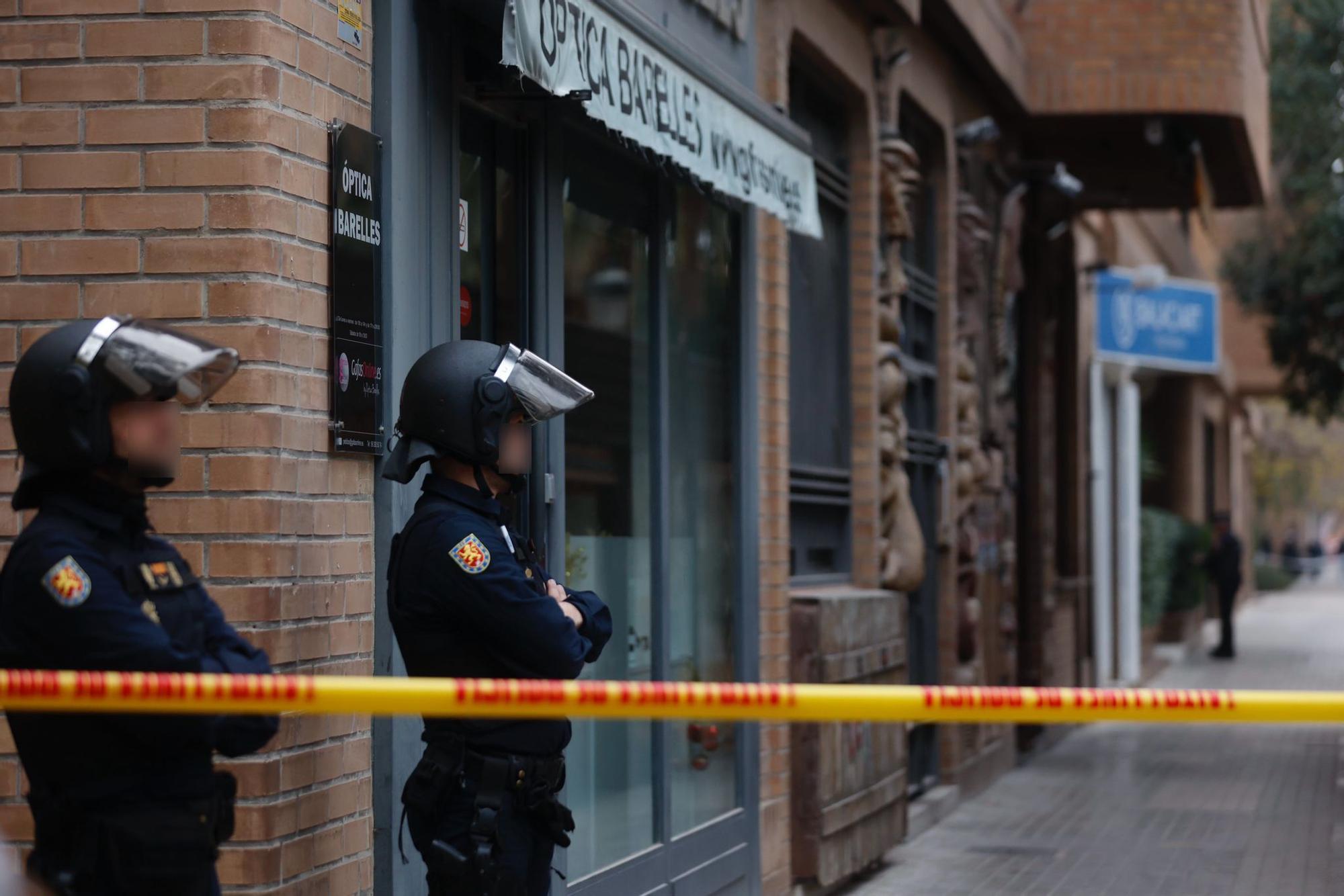 Un hombre se atrinchera armado en su vivienda en el barrio de Benimaclet