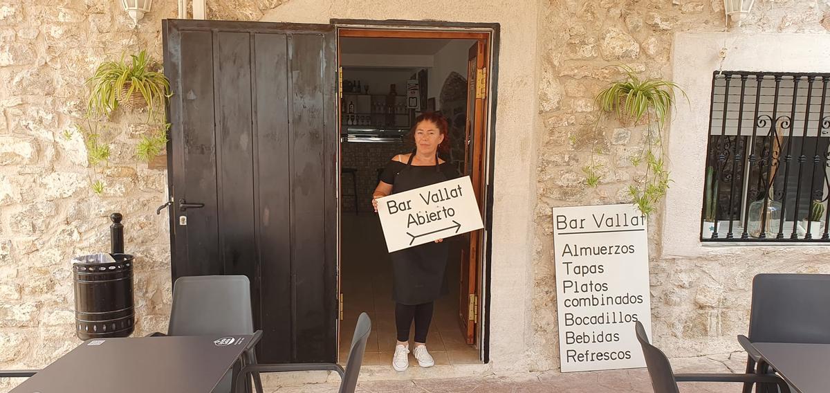 Ma Àngels Berman a las puertas del bar de Vallat.