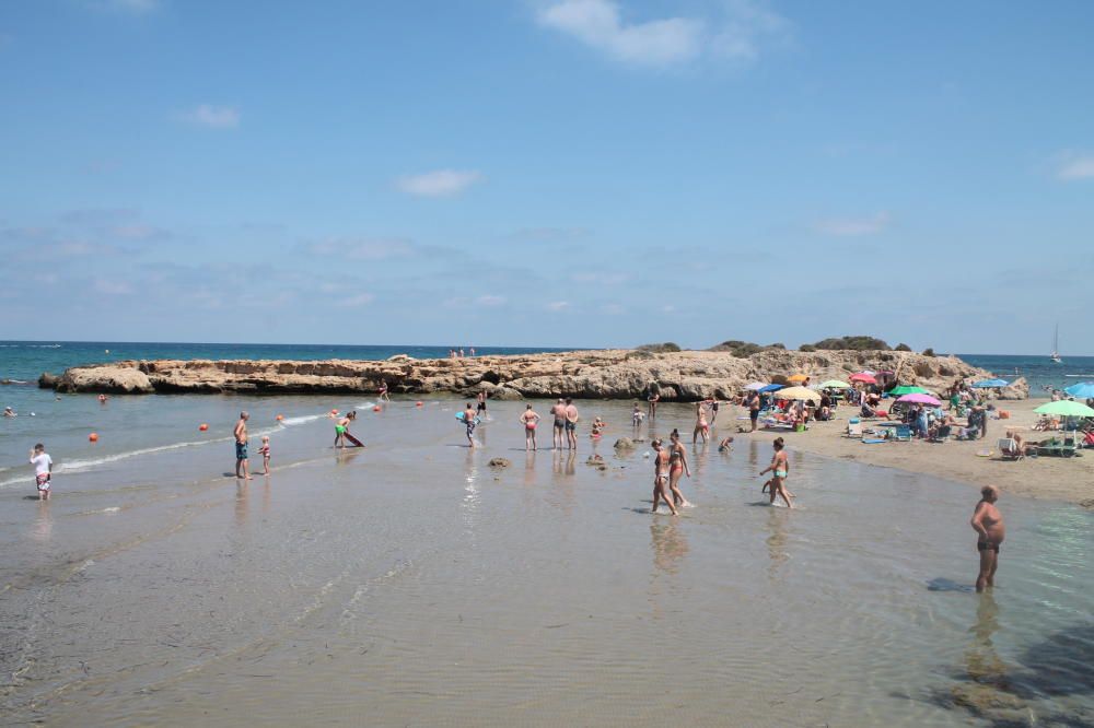 Cala Capitán, en Orihuela, con bandera azul.