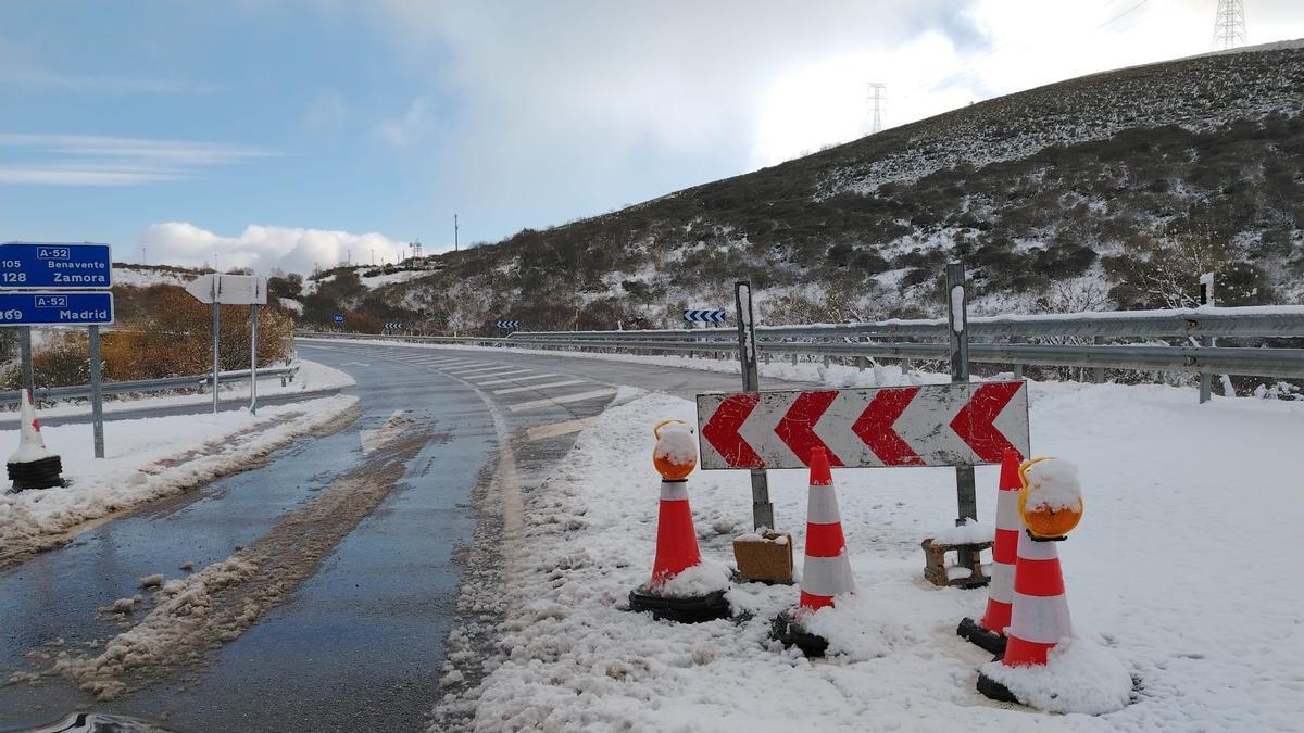 Carretera sanabresa cubierta de nieve a comienzos de diciembre