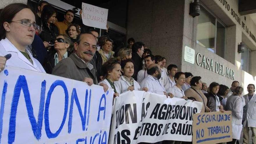 Concentración contra las agresiones a personal sanitario a las puertas de la Casa del Mar, en 2010.