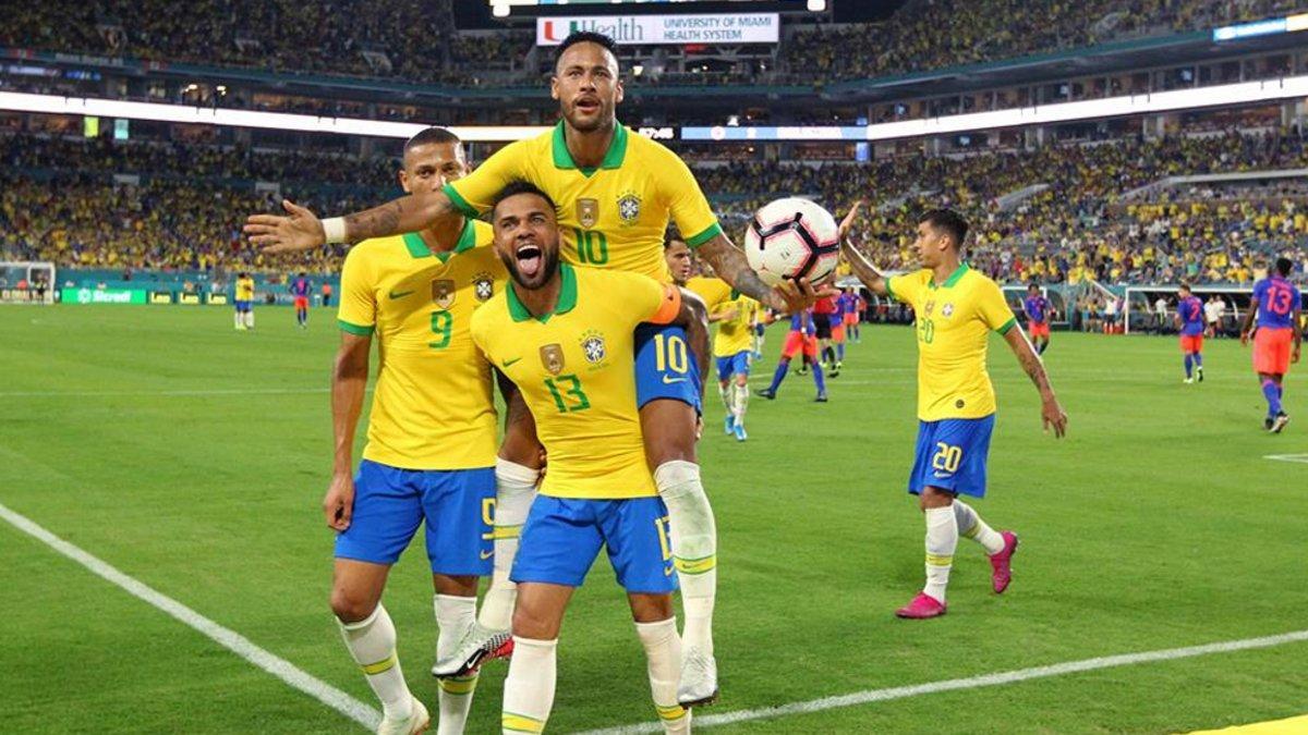 Neymar celebra su gol con el exazulgrana Dani Alves