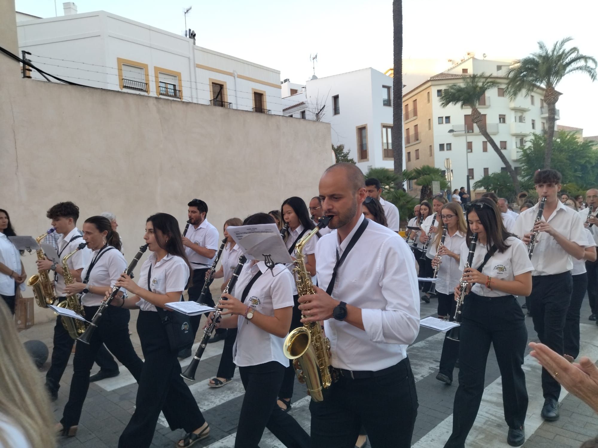 Xàbia, capital de la música: más de 800 músicos de toda la comarca llenan de vida las calles (imágenes)