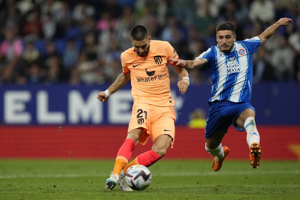 Atletico Madrid’s midfielder Yannick Carrasco (L) shoots against Espanyol’s Oscar Gil (R) to score the 0-3 during the Spanish LaLiga soccer match between RCD Espanyol and Atletico Madrid played at RCD Stadium in Barcelona, Spain, 24 May 2023. EFE/Alejandro Garcia