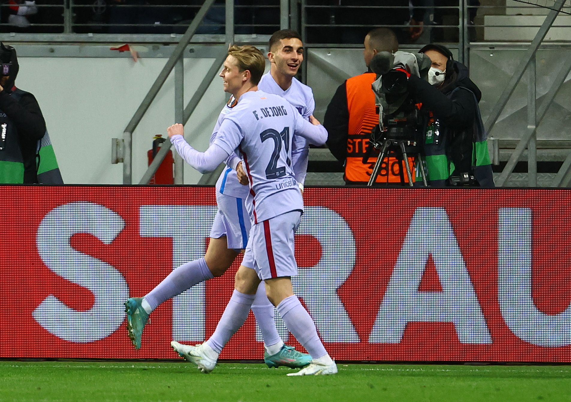 Frenkie y Ferran celebran el tanto del empate