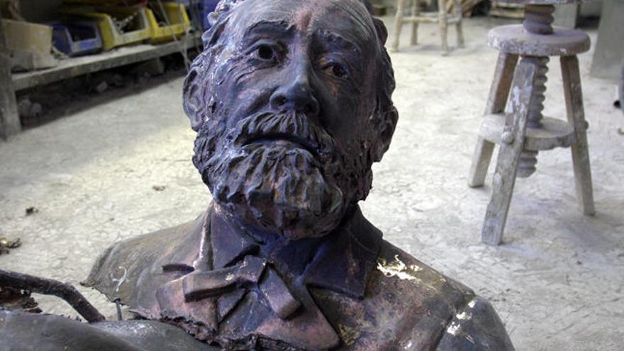 Foto del proceso de creación de la estatua de Julio Verne // Rafa Estévez