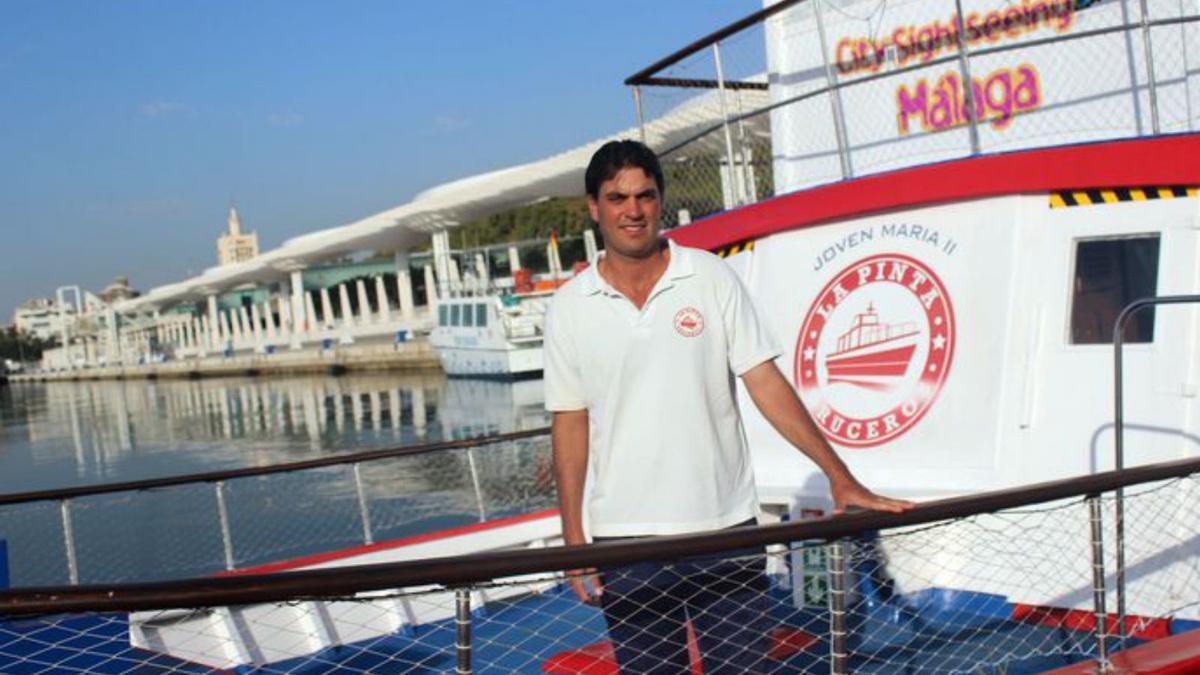 Iván Perchante, en su época de trabajador en un barco turístico del puerto, antes de la enfermedad.