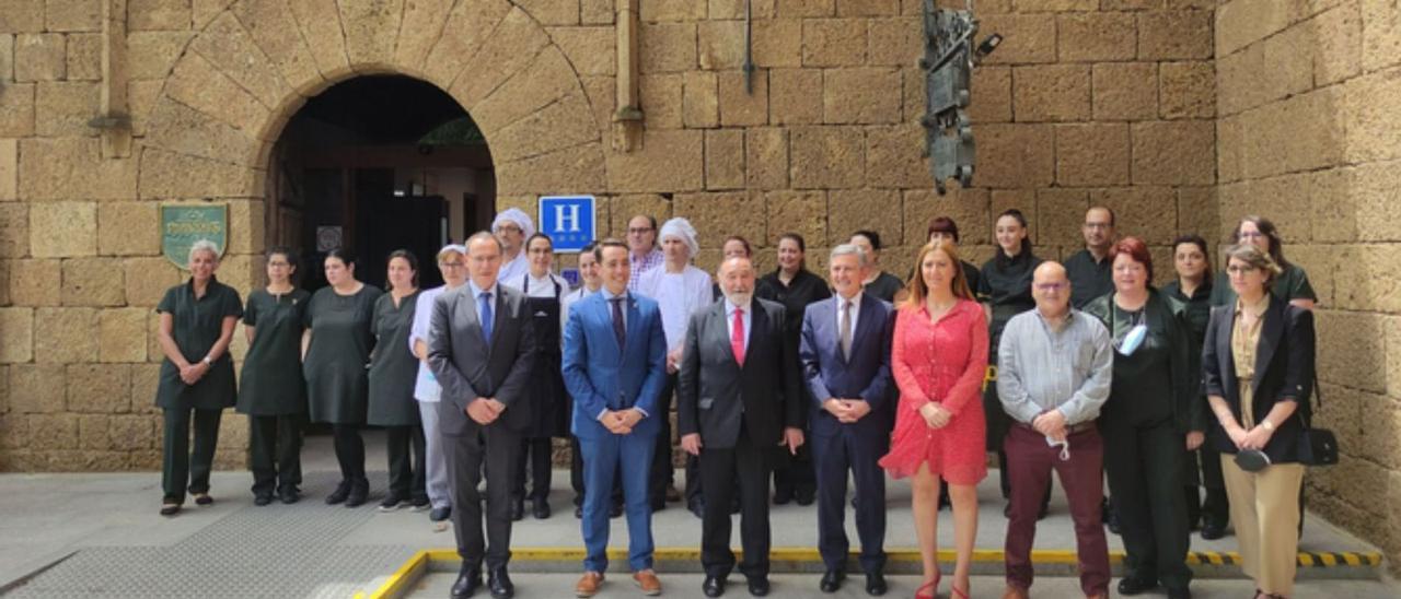 Autoridades y responsables de Paradores, con los trabajadores del Parador de Benavente. | E. P.