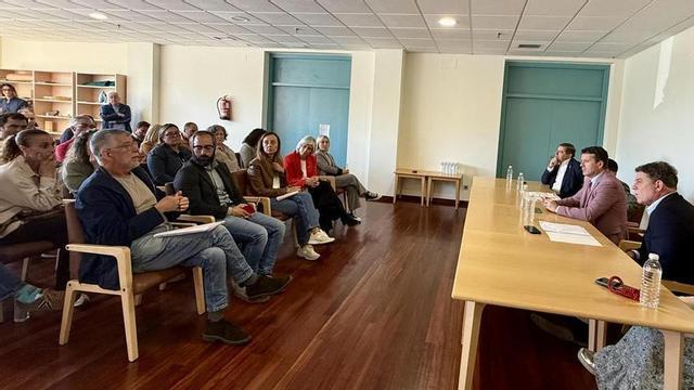 Besteiro, esquerda, Romero e Abalda na reunión cos mariscadores en Cabo de Cruz.