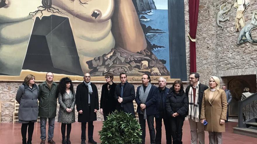 Representants municipals i del Museu sobre la tomba de Dalí abans de baixar a la cripta a fer l&#039;ofrena floral