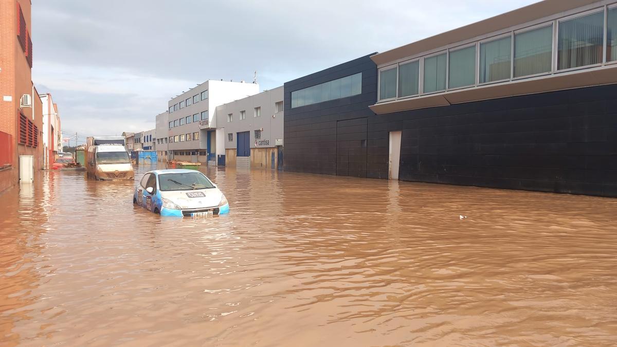 Una de las calles de este polígono parece una piscina.