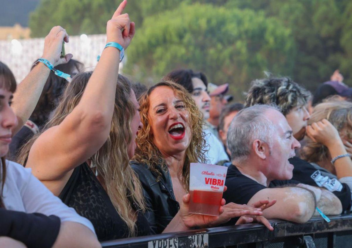 Miles de personas gozan de la música en un gran despegue en A Concha