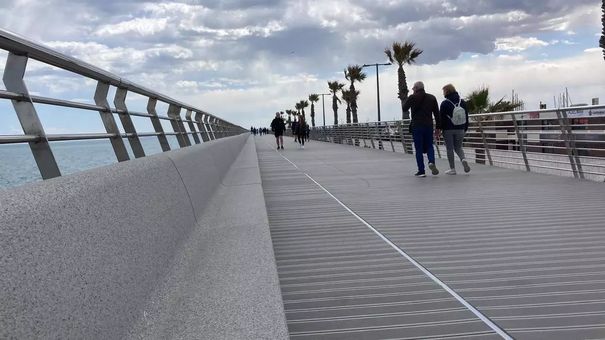 Torrevieja reabre todo el paseo del dique de Levante hasta el faro tras la remodelación