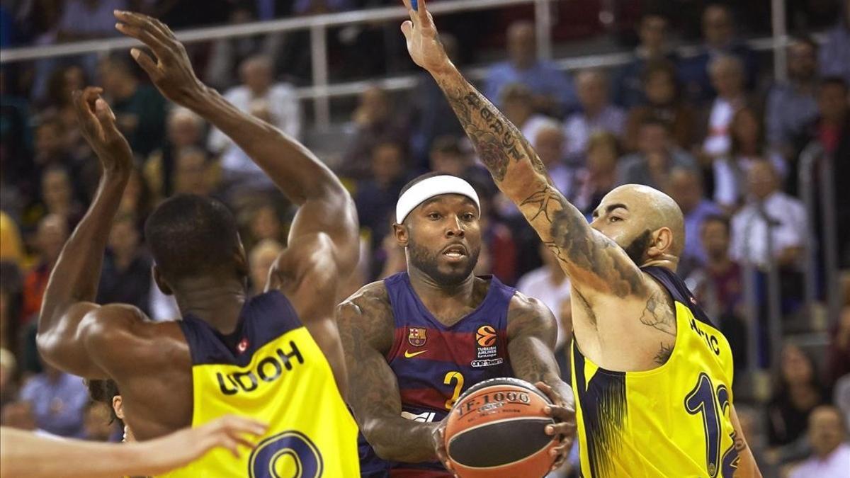 Rice intenta una acción entre Antic y Udoh en el partido del Palau