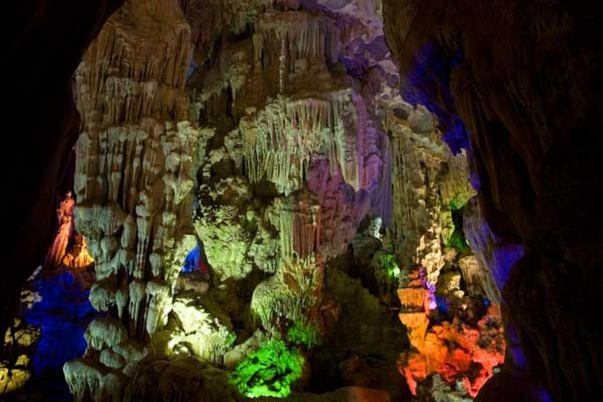 Gruta de una isla de la Bahía de Halong.