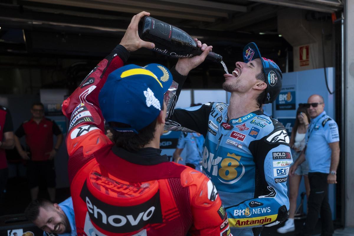 Marc Márquez brinda con su hermano Àlex, en el podio de Aragón.