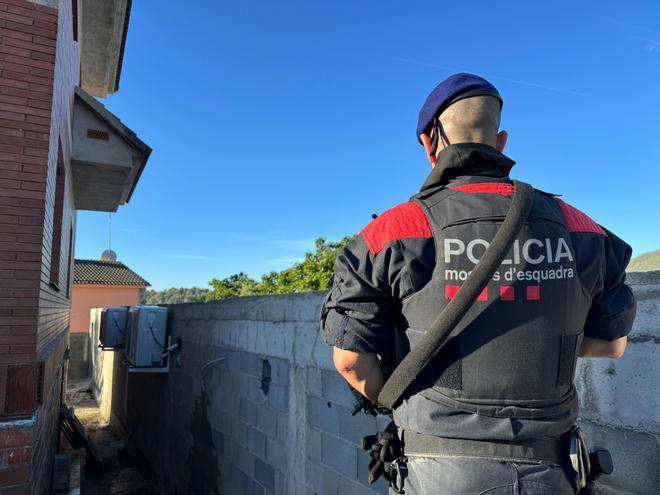 Los Mossos detectan nuevas formas de plantar marihuana: 'narcobúnkeres' al lado de las viviendas