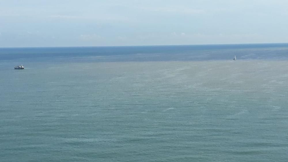 Una mancha marrón obliga a cerrar de nuevo la playa de San Lorenzo