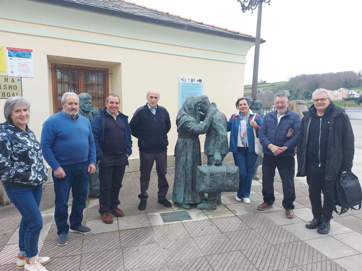 Marina Fernández, Jorge Villa, Kaly Menéndez, César Murias, Gisela López, Enrique Suárez y Miguel Mojardín junto al monumento a los emigrantes.