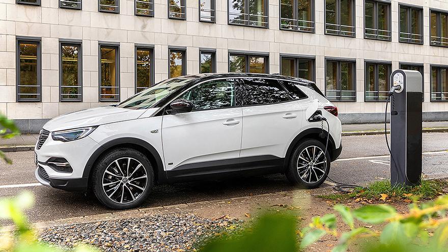 El Opel Grandland X es un claro referente en el sector de los SUV con tecnología híbrida enchufable.