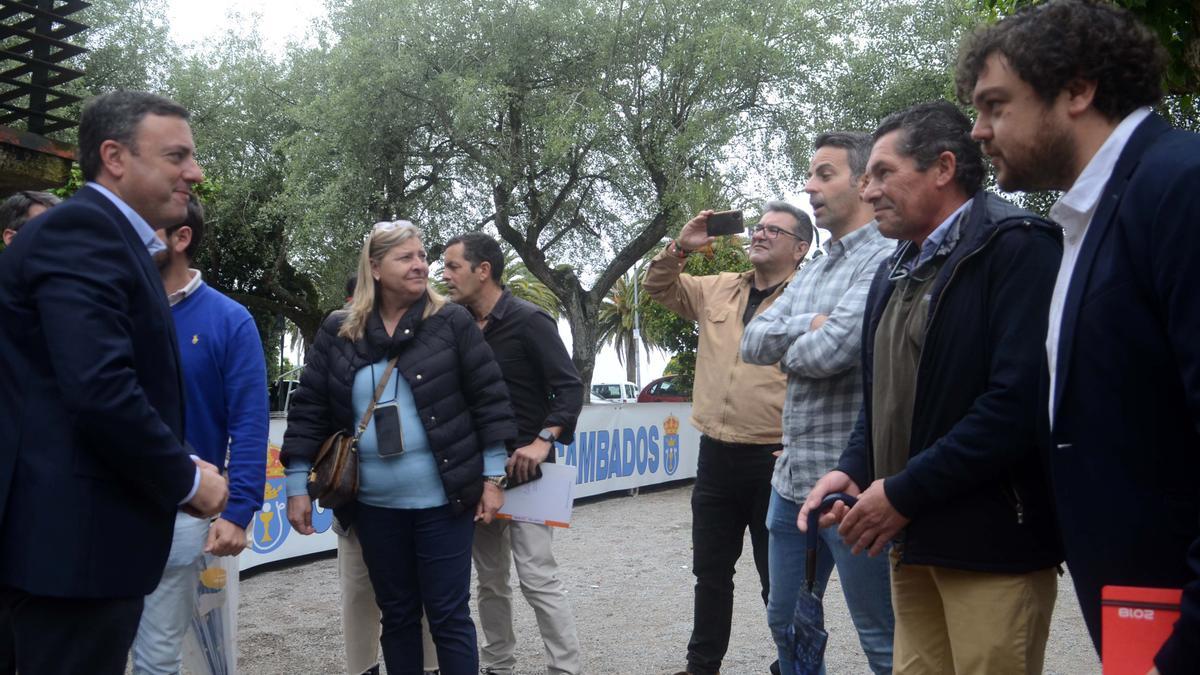 Valentín González Formoso y representantes del sector.