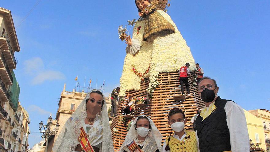 Falleras mayores y presidentes de Pío XI-Fontanares, ante la imagen de la Virgen. | M. D.