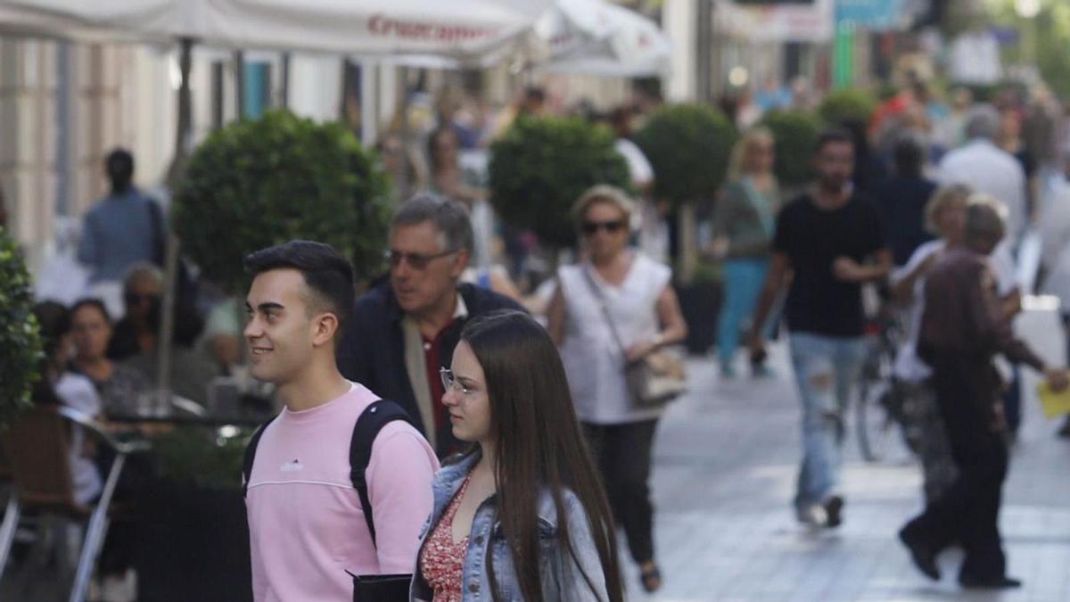 Personas caminando por el centro de Córdoba.