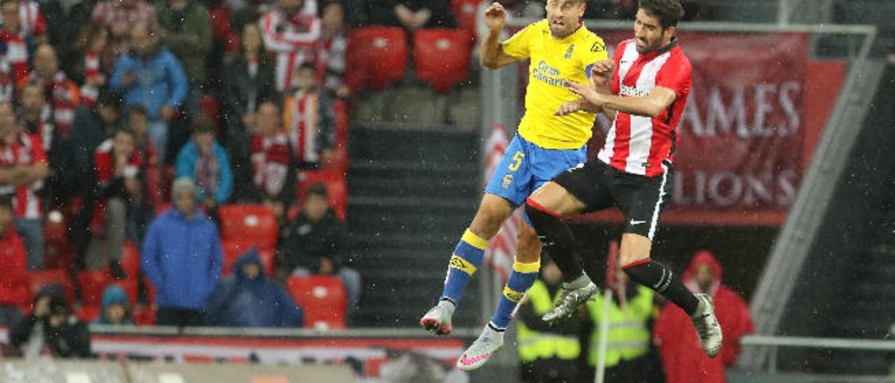 David García disputa un balón con Raúl García en el duelo de San Mamés.