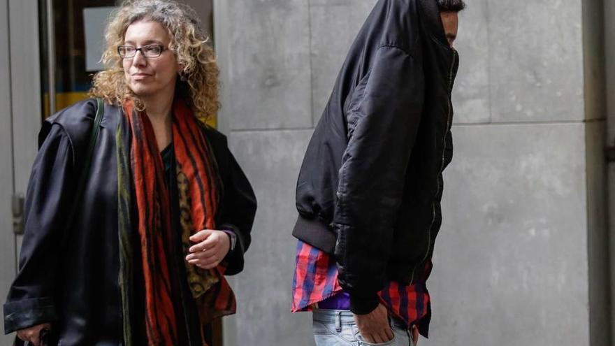 El acusado, ayer, a la salida del Juzgado, junto a su abogada, Gemma Arbesú.