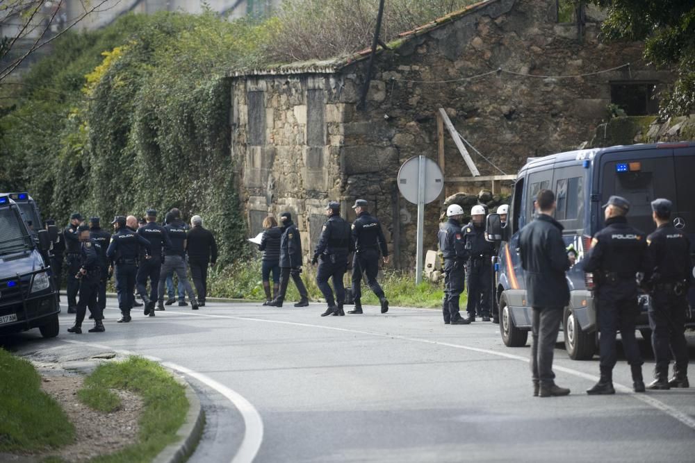 Varias unidades policiales realizaron un importante despliegue en las viviendas de San José, situadas entre los concellos de A Coruña y Arteixo, durante una investigación contra el tráfico de drogas.