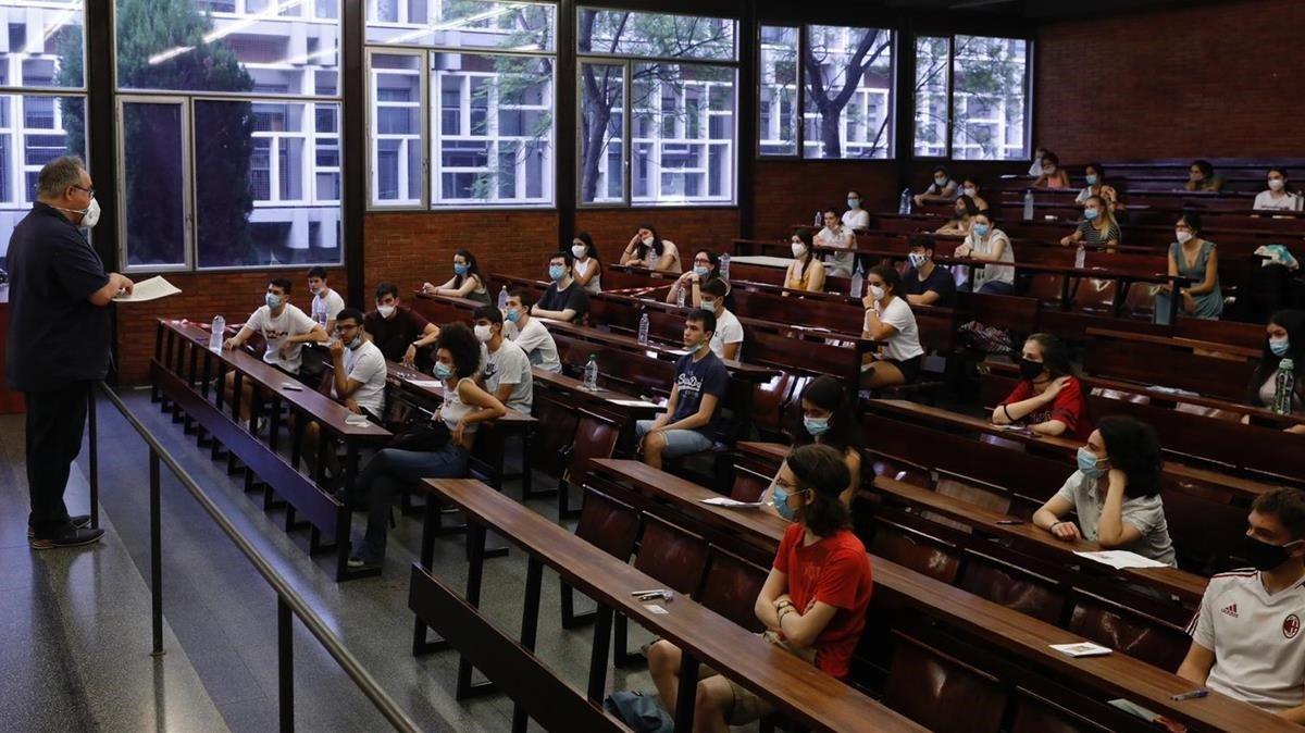 Instrucciones antes del examen de las PAU en la Facultat d’Economia i Empresa de la UB.