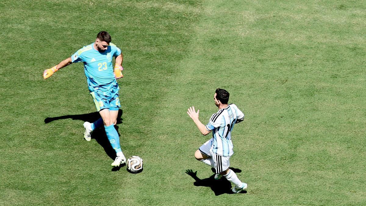 Unai Simón sale a despejar una contra de Leo Messi.