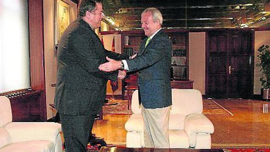 Francisco Bernabé y Ramón Luis Valcárcel conversan durante su reunión de ayer en el palacio de San Esteban