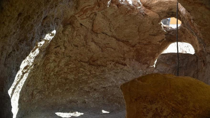 Investigadores de la UCO descubren dos cuevas de 5.000 años de antigüedad con huesos tintados de rojo.
