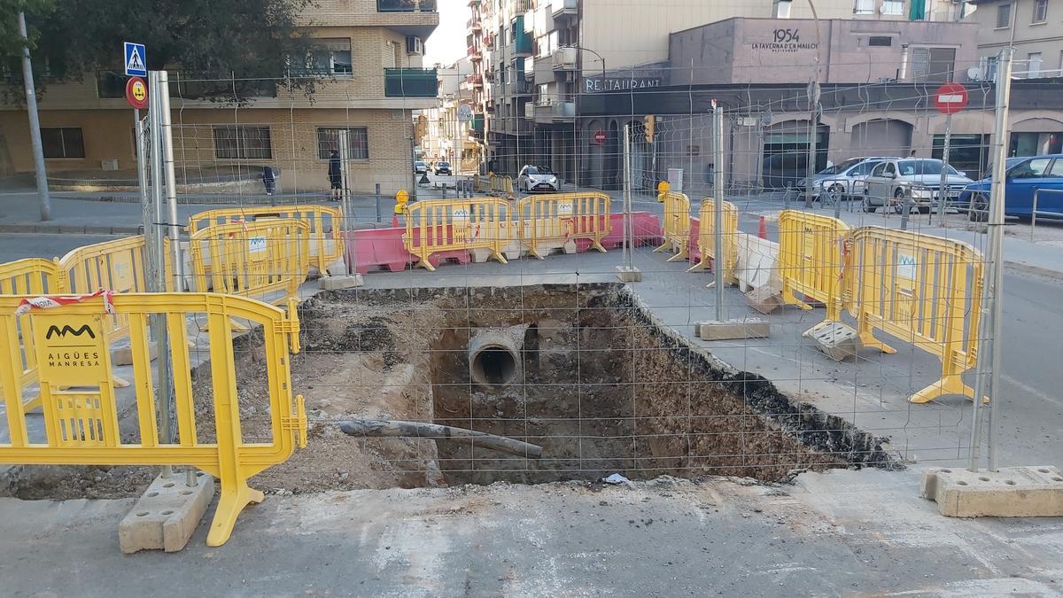 Obres d'Aigües de Manresa a la carretera del Pont per arreglar, en aquest cas, una avaria en una claveguera