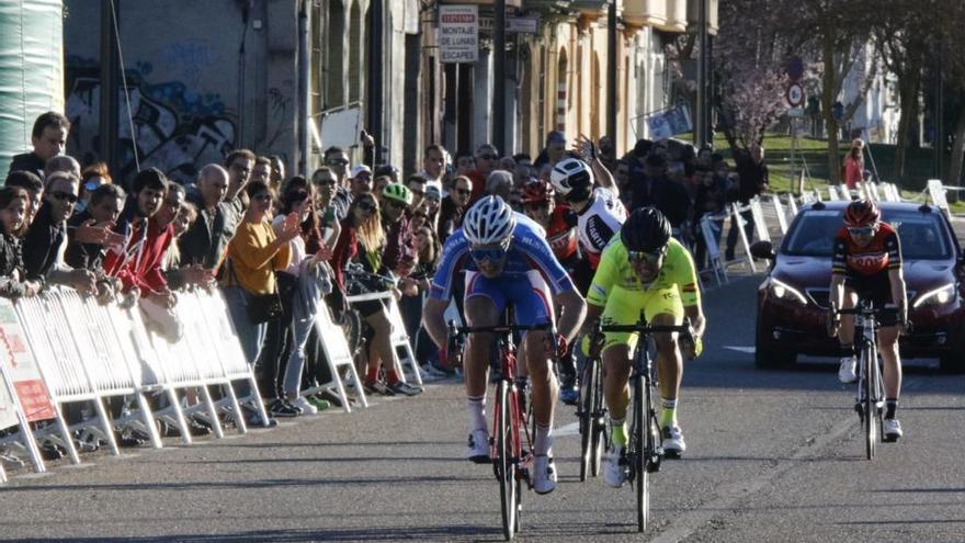 Lev Gonov esprinta durante la recta final de la carrera