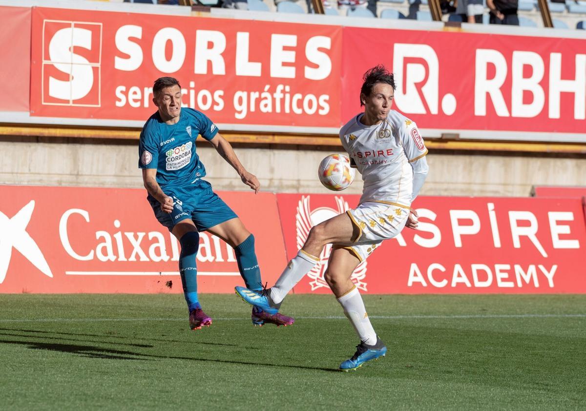 Carracedo centrando en el último encuentro disputado del Córdoba CF en el Reino de León.