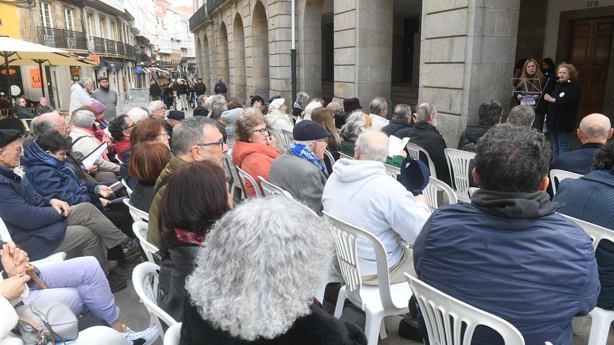 Os veciños asistentes ao acto.