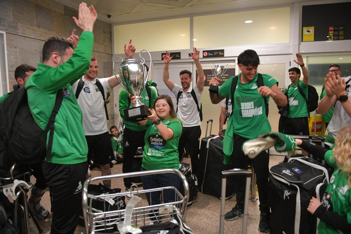 Así fue la llegada del Liceo a Alvedro con el título de Copa del Rey Así fue la llegada del Liceo a Alvedro con el título de Copa del Rey