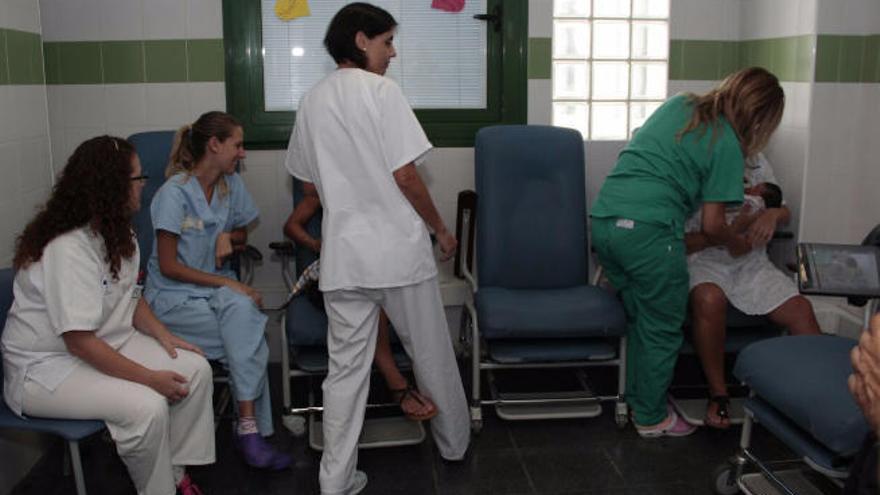 De izquierda a derecha, Rocío Monte, Noelia Viña, Ángeles Cabrera y Sol Arreyes, ayer, en la sala de lactancia del Hospital Doctor José Molina Orosa.