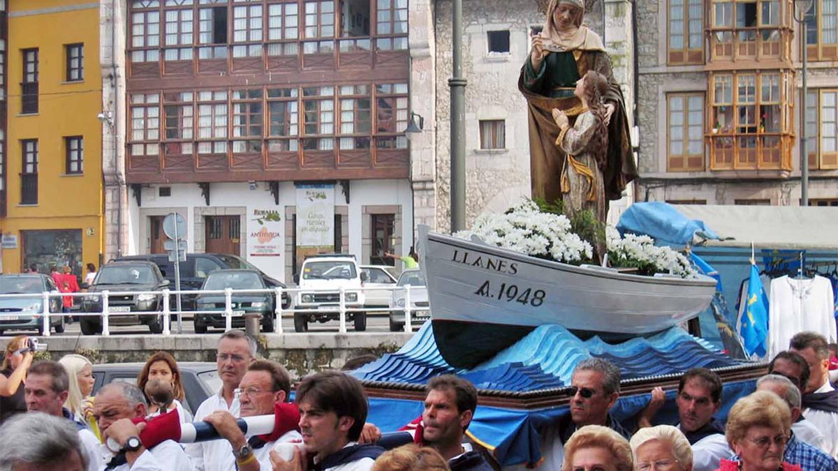 Procesión de Santa Ana, en Llanes.