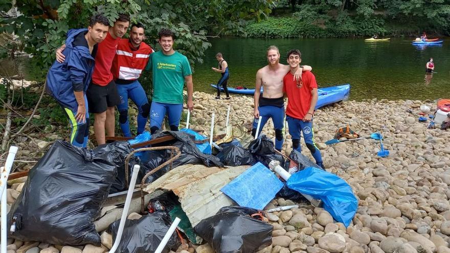 Catorce empresas de canoas limpian el río Sella tras la actividad estival
