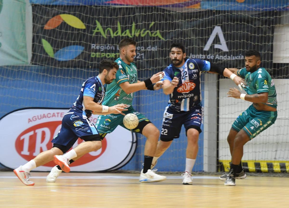 Una acción de la final de la Copa de Andalucía de balonmano.