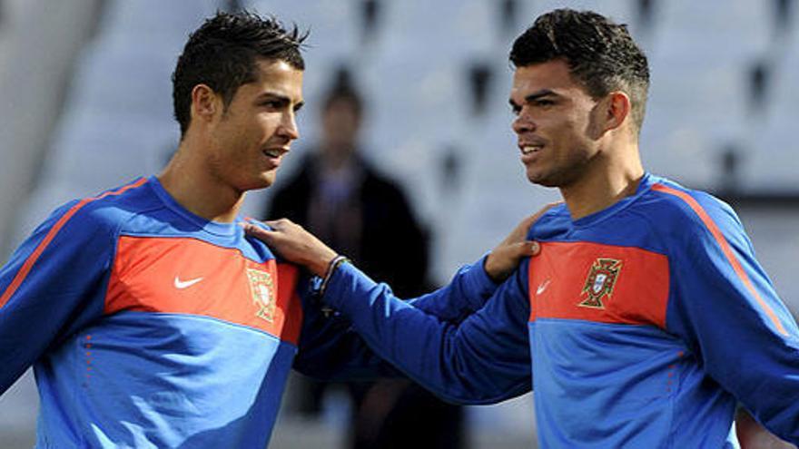 Cristiano Ronaldo y Pepe, durante un entrenamiento de Portugal