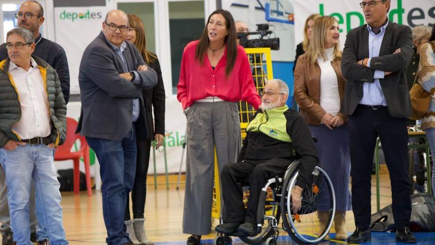 Loles López visita al Amivel en el Pabellón Paco Aguilar.