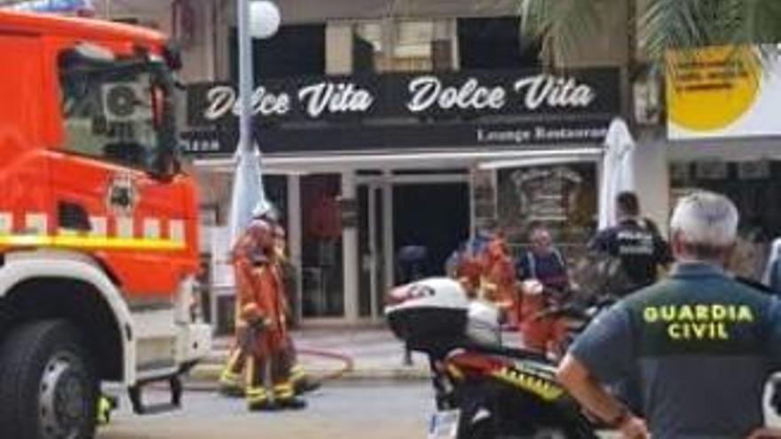 Los bomberos apagan en Cullera el fuego declarado en la cocina de un restaurante