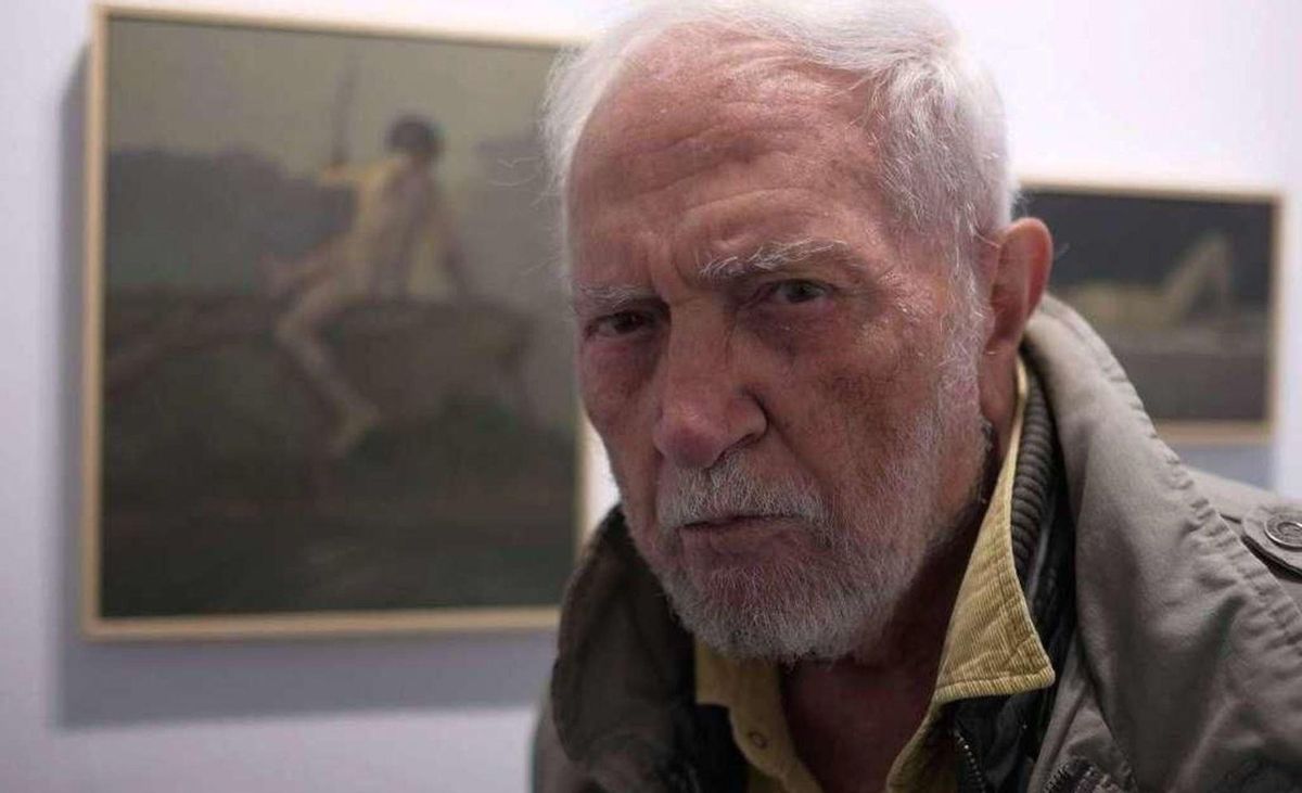 El artista Fernando Pennetier en su última exposición en Zamora, junto a su obra. | Emilio Fraile