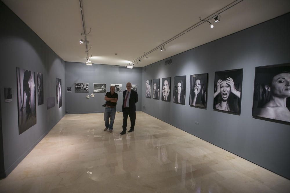 Imágenes de la exposición fotográfica En Plural en la Fundación Caja Mediterráneo