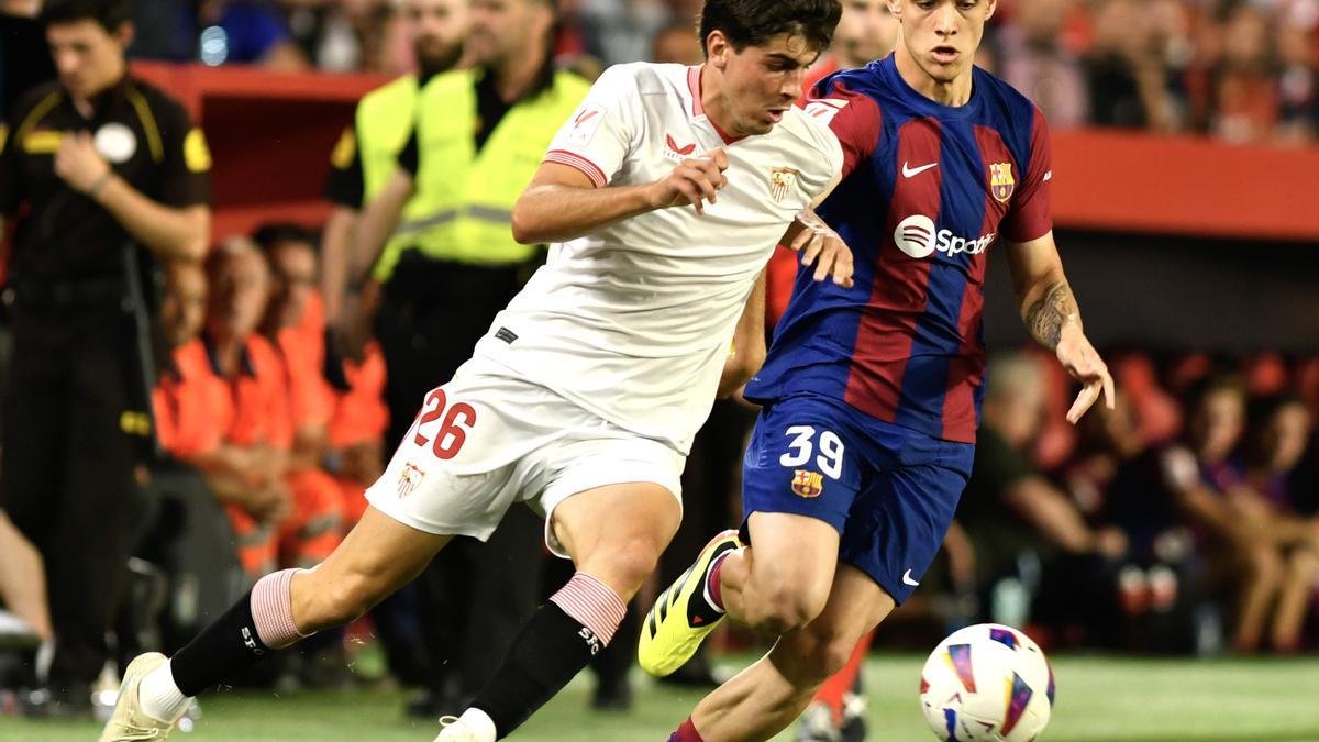 El defensa del FC Barcelona Héctor Fort  lucha con Juanlu, del Sevilla, durante el último partido de LaLiga que Sevilla FC y FC Barcelona